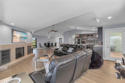 House in Ellenton, Florida 5 bedrooms, 397.81 sq.m. № 2208958 - photo 20