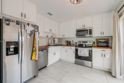 Villa ou maison à vendre à Miami, Floride: 3 chambres, 170.38 m2 № 1970017 - photo 9