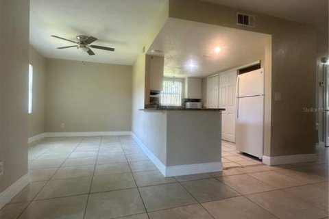 Condominio en alquiler en Orlando, Florida, 2 dormitorios, 84.08 m2 № 1917136 - foto 3