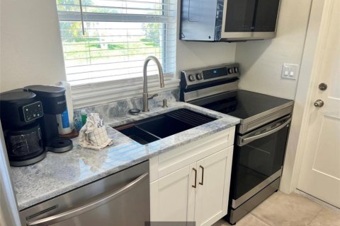 Villa ou maison à vendre à Sarasota, Floride: 2 chambres, 83.61 m2 № 2421884 - photo 12