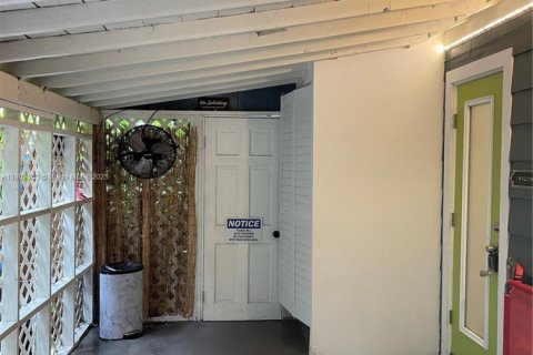 Immobilier commercial à louer à Fort Lauderdale, Floride: 33.82 m2 № 1954087 - photo 6