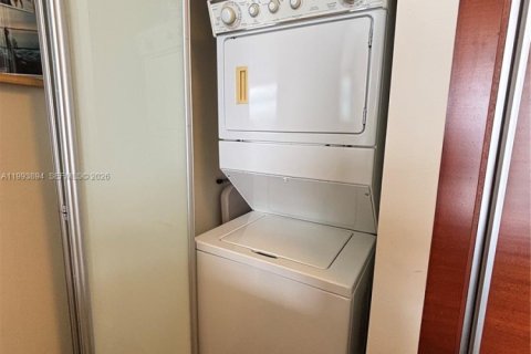 Купить кондоминиум в Халландейл-Бич, Флорида 1 спальня, 75.34м2, № 2055647 - фото 17