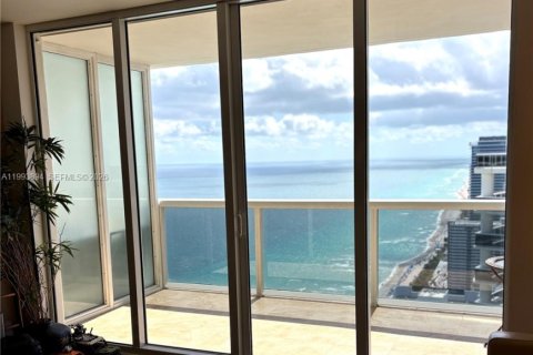 Купить кондоминиум в Халландейл-Бич, Флорида 1 спальня, 75.34м2, № 2055647 - фото 3