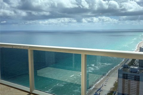 Купить кондоминиум в Халландейл-Бич, Флорида 1 спальня, 75.34м2, № 2055647 - фото 2