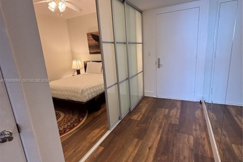 Купить кондоминиум в Халландейл-Бич, Флорида 1 спальня, 75.34м2, № 2055647 - фото 8