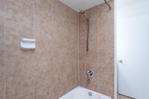 Condo in Pompano Beach, Florida, 2 bedrooms  № 1774250 - photo 10