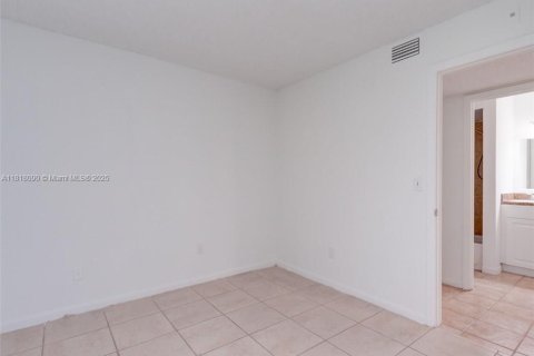 Condo in Pompano Beach, Florida, 2 bedrooms  № 1774250 - photo 15