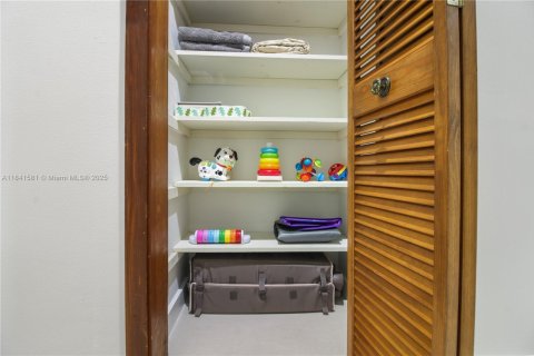 Снять в аренду виллу или дом в Пальметто-Бей, Флорида 4 спальни, 329.99м2, № 1833762 - фото 24