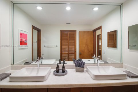 Снять в аренду виллу или дом в Пальметто-Бей, Флорида 4 спальни, 329.99м2, № 1833762 - фото 19