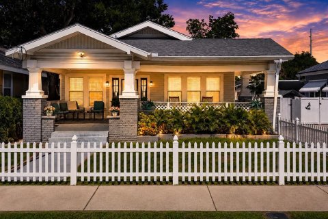 House in Tampa, Florida 3 bedrooms, 131.36 sq.m. № 2303328