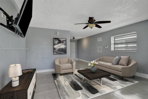 Casa en venta en Tamarac, Florida, 2 dormitorios, 95.5 m2 № 1945842 - foto 2