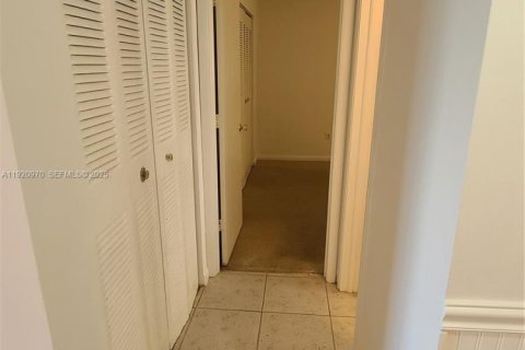 Condo in Margate, Florida, 2 bedrooms № 1986997 - photo 4