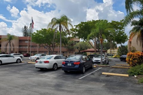 Condo in Margate, Florida, 2 bedrooms № 1986997 - photo 26