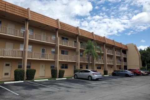 Condo in Margate, Florida, 2 bedrooms № 1986997 - photo 1