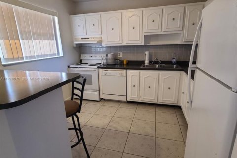 Condo in Margate, Florida, 2 bedrooms № 1986997 - photo 3