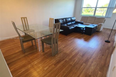 Condo in Margate, Florida, 2 bedrooms № 1986997 - photo 8