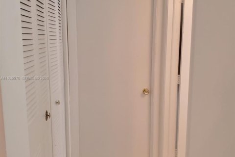 Condo in Margate, Florida, 2 bedrooms № 1986997 - photo 13