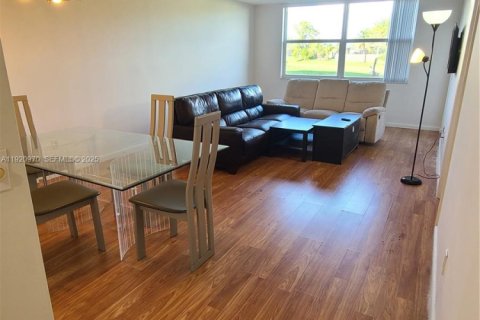 Condo in Margate, Florida, 2 bedrooms № 1986997 - photo 9