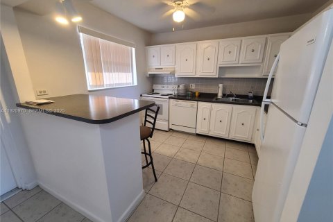 Condo in Margate, Florida, 2 bedrooms № 1986997 - photo 2