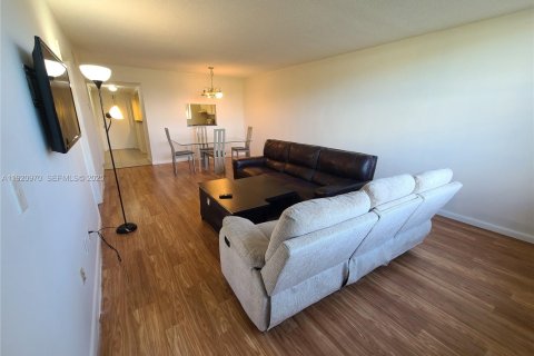 Condo in Margate, Florida, 2 bedrooms № 1986997 - photo 11