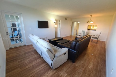 Condo in Margate, Florida, 2 bedrooms № 1986997 - photo 10