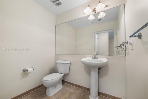 Touwnhouse à vendre à Miami, Floride: 1 chambre, 121.52 m2 № 2153883 - photo 12