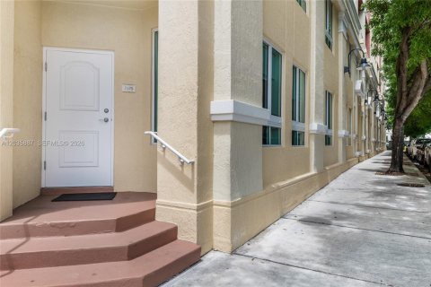 Touwnhouse à vendre à Miami, Floride: 1 chambre, 121.52 m2 № 2153883 - photo 2