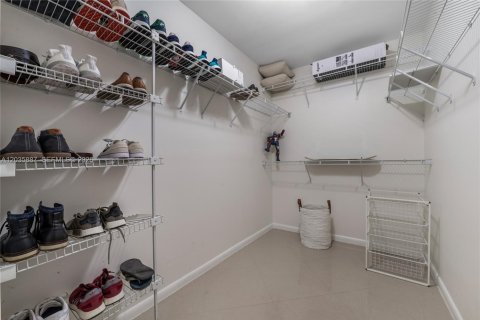 Touwnhouse à vendre à Miami, Floride: 1 chambre, 121.52 m2 № 2153883 - photo 17