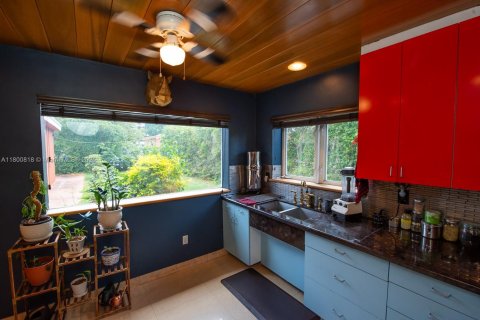 House in North Miami Beach, Florida 5 bedrooms, 207.73 sq.m. № 2021761 - photo 12