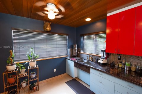 House in North Miami Beach, Florida 5 bedrooms, 207.73 sq.m. № 2021761 - photo 11