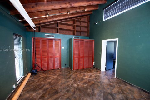 House in North Miami Beach, Florida 5 bedrooms, 207.73 sq.m. № 2021761 - photo 27