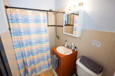 House in North Miami Beach, Florida 5 bedrooms, 207.73 sq.m. № 2021761 - photo 18