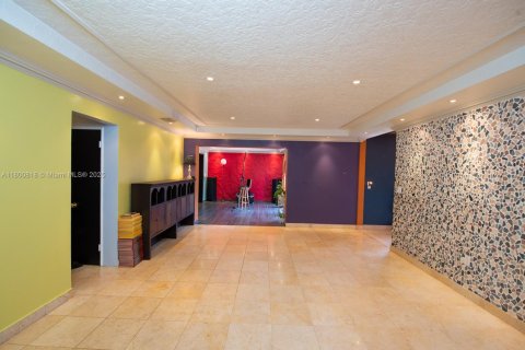 House in North Miami Beach, Florida 5 bedrooms, 207.73 sq.m. № 2021761 - photo 14