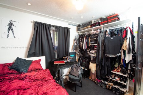 House in North Miami Beach, Florida 5 bedrooms, 207.73 sq.m. № 2021761 - photo 8