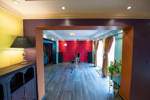 House in North Miami Beach, Florida 5 bedrooms, 207.73 sq.m. № 2021761 - photo 21