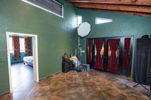 House in North Miami Beach, Florida 5 bedrooms, 207.73 sq.m. № 2021761 - photo 25