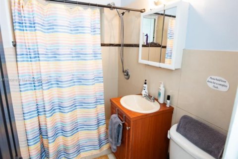 House in North Miami Beach, Florida 5 bedrooms, 207.73 sq.m. № 2021761 - photo 17