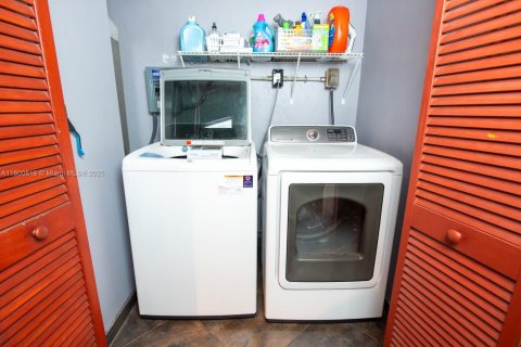 House in North Miami Beach, Florida 5 bedrooms, 207.73 sq.m. № 2021761 - photo 28