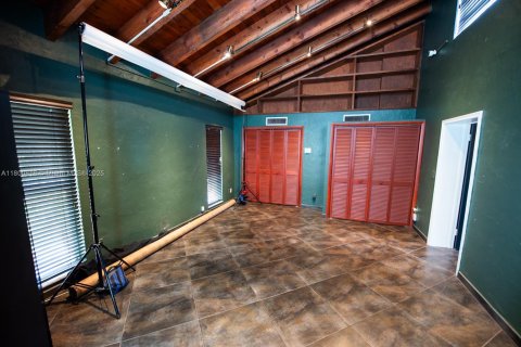 House in North Miami Beach, Florida 5 bedrooms, 207.73 sq.m. № 2021761 - photo 26