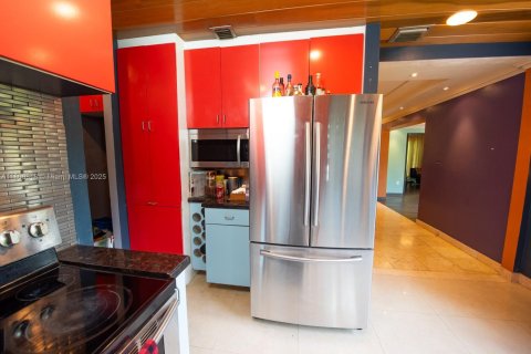 House in North Miami Beach, Florida 5 bedrooms, 207.73 sq.m. № 2021761 - photo 13