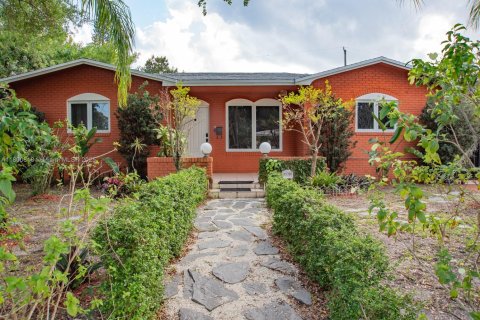 House in North Miami Beach, Florida 5 bedrooms, 207.73 sq.m. № 2021761