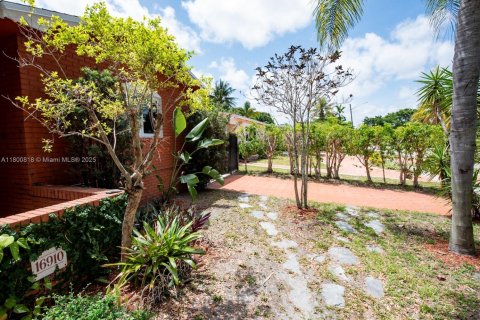 House in North Miami Beach, Florida 5 bedrooms, 207.73 sq.m. № 2021761 - photo 5