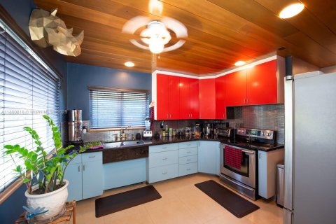 House in North Miami Beach, Florida 5 bedrooms, 207.73 sq.m. № 2021761 - photo 10