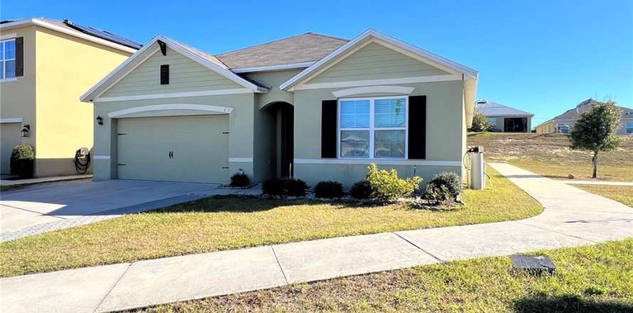 House in Davenport, Florida 4 bedrooms, 171.96 sq.m. № 1720106