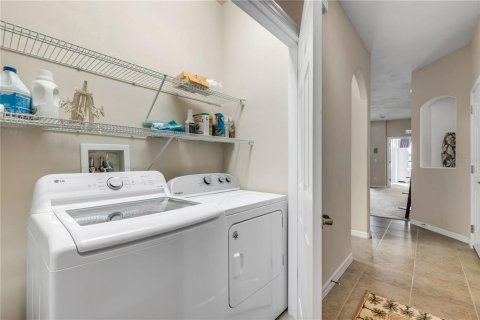 Townhouse in New Smyrna Beach, Florida 3 bedrooms, 175.68 sq.m. № 2210510 - photo 17