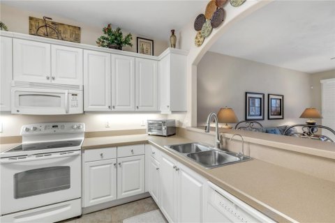Townhouse in New Smyrna Beach, Florida 3 bedrooms, 175.68 sq.m. № 2210510 - photo 19