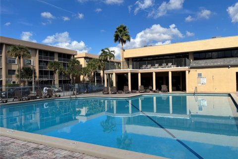 Condo in Hialeah, Florida, 2 bedrooms  № 1974532 - photo 22