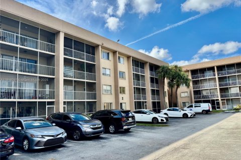 Condo in Hialeah, Florida, 2 bedrooms  № 1974532 - photo 15