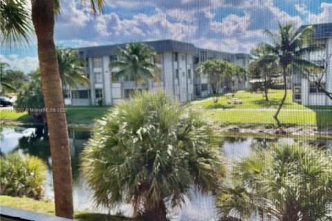 Condo in Hialeah, Florida, 2 bedrooms  № 1974532 - photo 2