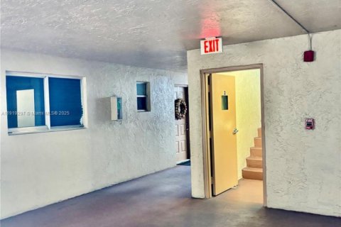 Condo in Hialeah, Florida, 2 bedrooms  № 1974532 - photo 7